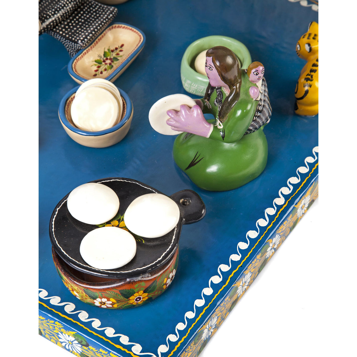 Cocinando / Woodcarving Lacquer Mexican Folk Art